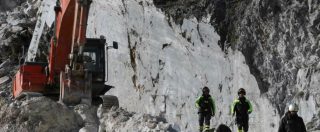 Copertina di Carrara, operaio muore colpito da un blocco di marmo: “Aveva un contratto di 6 giorni”. La Cgil: “Strage di lavoratori”