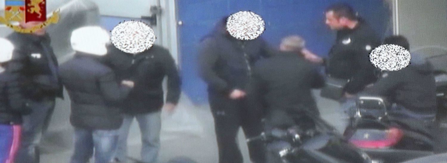 Droga a Milano, 23 arresti. C’è anche un poliziotto: “Corrotto con mille euro al mese per chiudere un occhio”