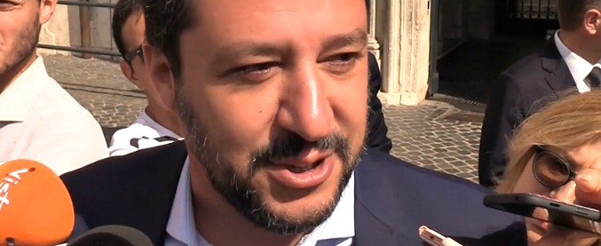 Copertina di Migranti, Salvini: “Nave Diciotti? Arriverò a Innsbruck con la soluzione. Chi ha aggredito andrà in galera”
