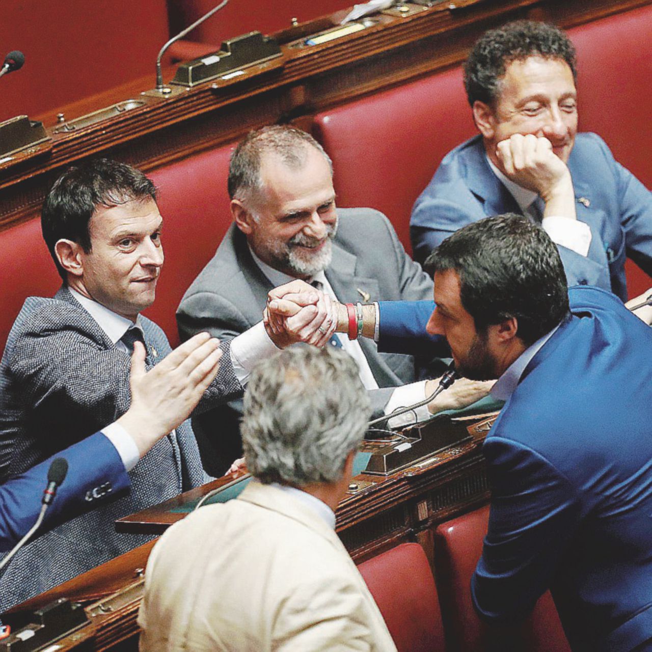 Matteo Salvini con alcuni deputati leghisti - Ansa Niente imboscate, oggi la Camera taglia i vitalizi