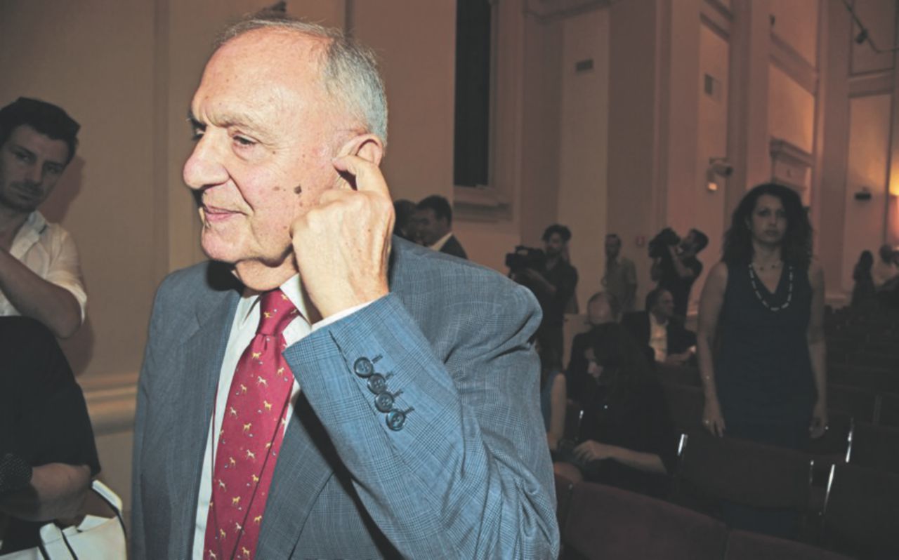 “Dotta ignoranza” - La dotta ignoranza socratica, cioè “io so di non sapere”, seguendo l’indicazione del dito di Savona è al centro esatto dell’orecchio sinistro Il “Socrate” Savona beve la cicuta dei salotti