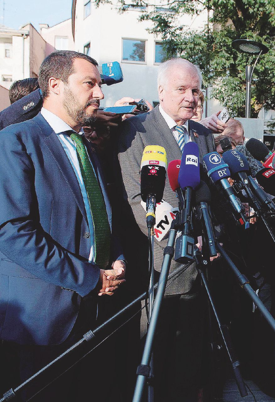 Salvini e il collega tedesco Seehofer - Ansa Migranti, stop a Salvini sulla consegna ai libici