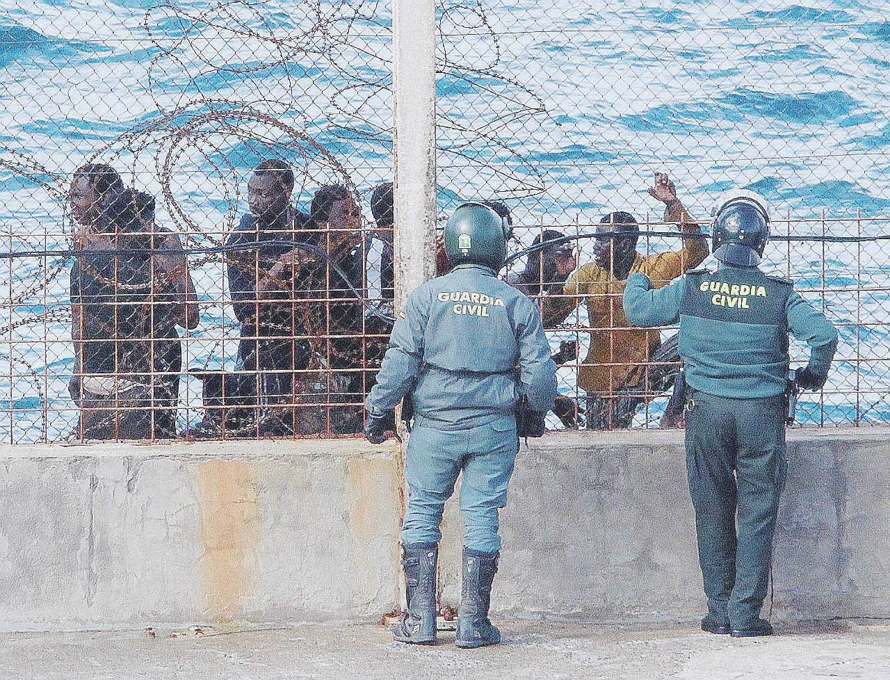 L’enclave - Migranti a Ceuta, territorio spagnolo nel Nord del Marocco - LaPresse Ricollocamenti, la corte di Madrid censura il governo: su 19mila richiedenti asilo risolte solo 2.500 pratiche