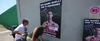 Copertina di Ronaldo alla Juve, a Pomigliano la protesta degli ex operai licenziati: “Per lui i milioni… a noi solo calci nei coglioni”