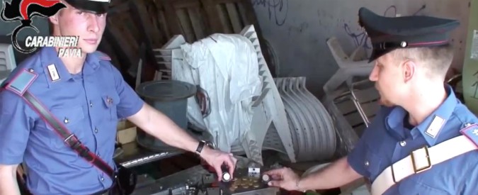 Copertina di Pavia, scoperta zecca clandestina per fabbricare monete da 50 centesimi. In manette tre falsari italiani