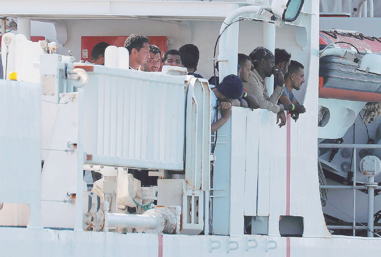 Copertina di Diciotti, Salvini vuole ostaggi e si scontra con Mattarella