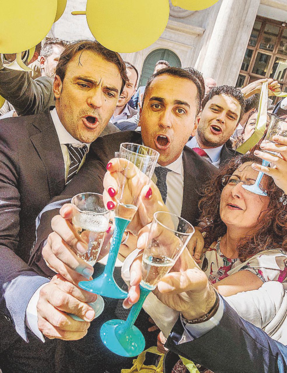 I gialli - La festa dei Cinque Stelle ieri davanti a Montecitorio. In piazza anche il vicepremier Di Maio - Ansa “Bye Bye”, la festa in piazza con Di Maio senza voce