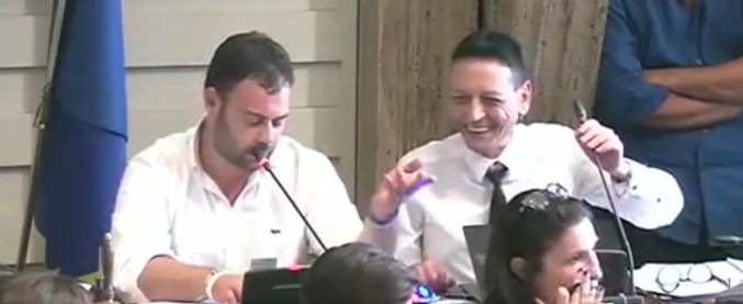 Copertina di “Parola al Presidente. Ah, è vero, sono io”. La gaffe di Emanuele Fiorini (Lega) fa esplodere il Consiglio comunale