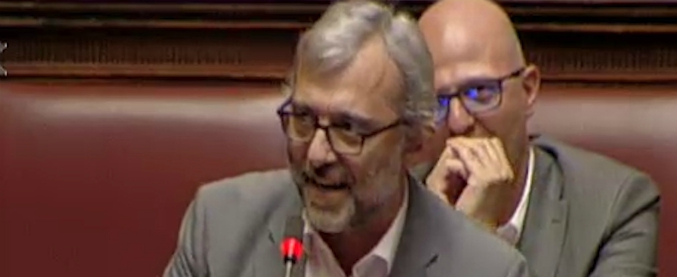 Copertina di Tribunale Bari, l’intervento surreale (e di scherno) in Aula di Giachetti (Pd): “Le pere sono mature e l’albero è spoglio”