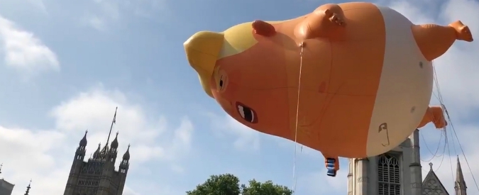 Copertina di Trump incontra Theresa May, la protesta dei cittadini: un baby Presidente gonfiabile vola sul Parlamento inglese