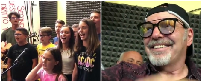 Copertina di Vasco Rossi, gli studenti gli dedicano “Albachiara”. Lui sorridente canta con loro: “Una bella sorpresa”