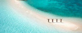 Copertina di Maldive, resort di lusso cerca libraio disposto a lavorare in spiaggia: ecco i requisiti per il lavoro dei sogni