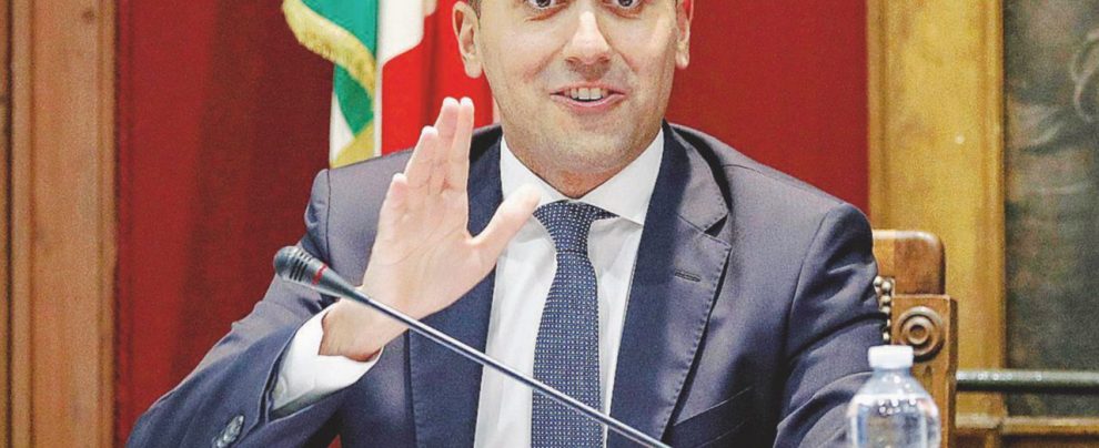Lo scontro sulle norme - Il vicepremier e ministro, Luigi Di Maio, alle prese con il decreto Dignità - Ansa Decreto Dignità, niente stretta sui contratti degli stagionali