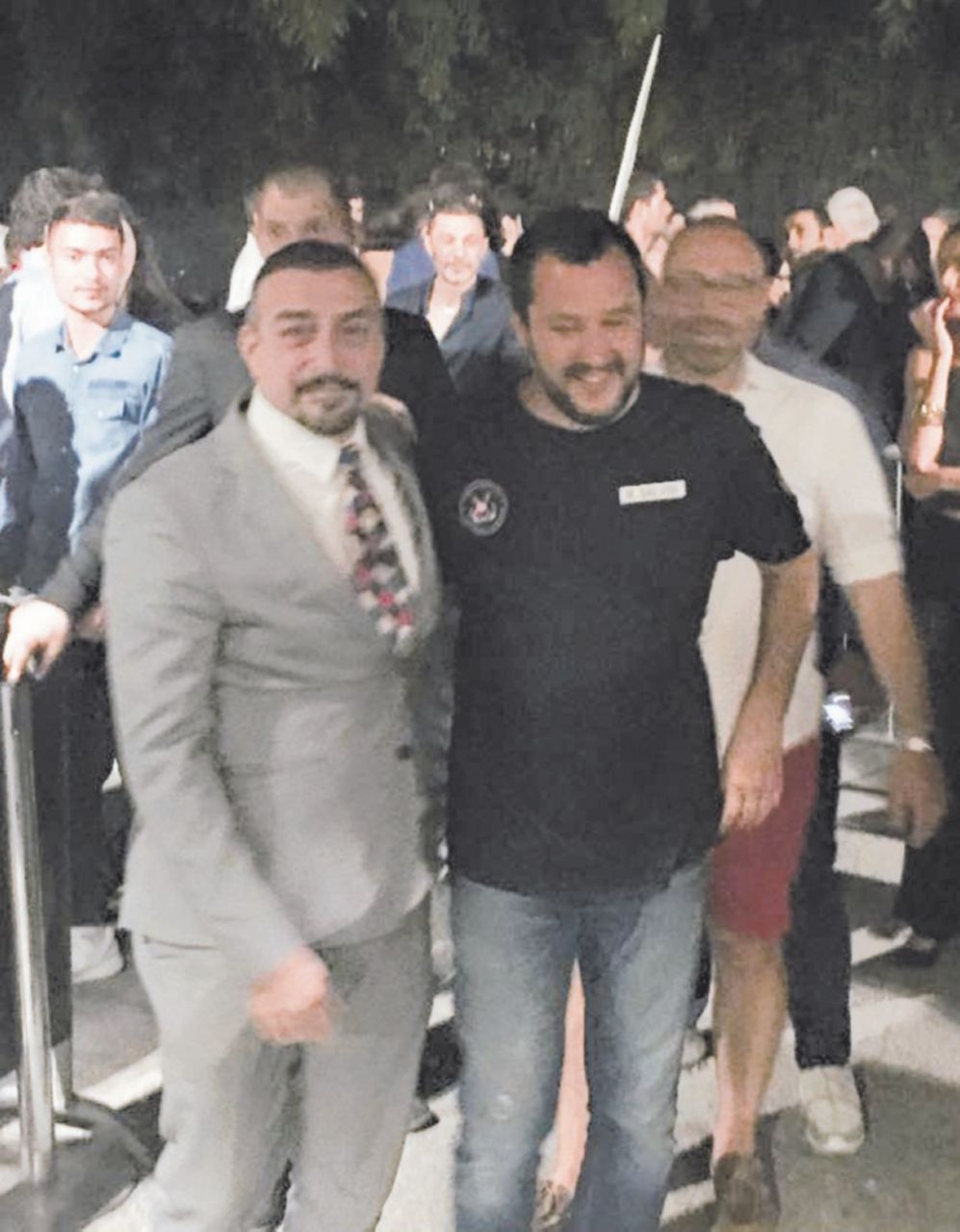 Salvini nel locale chiuso per il “caso Bettarini”