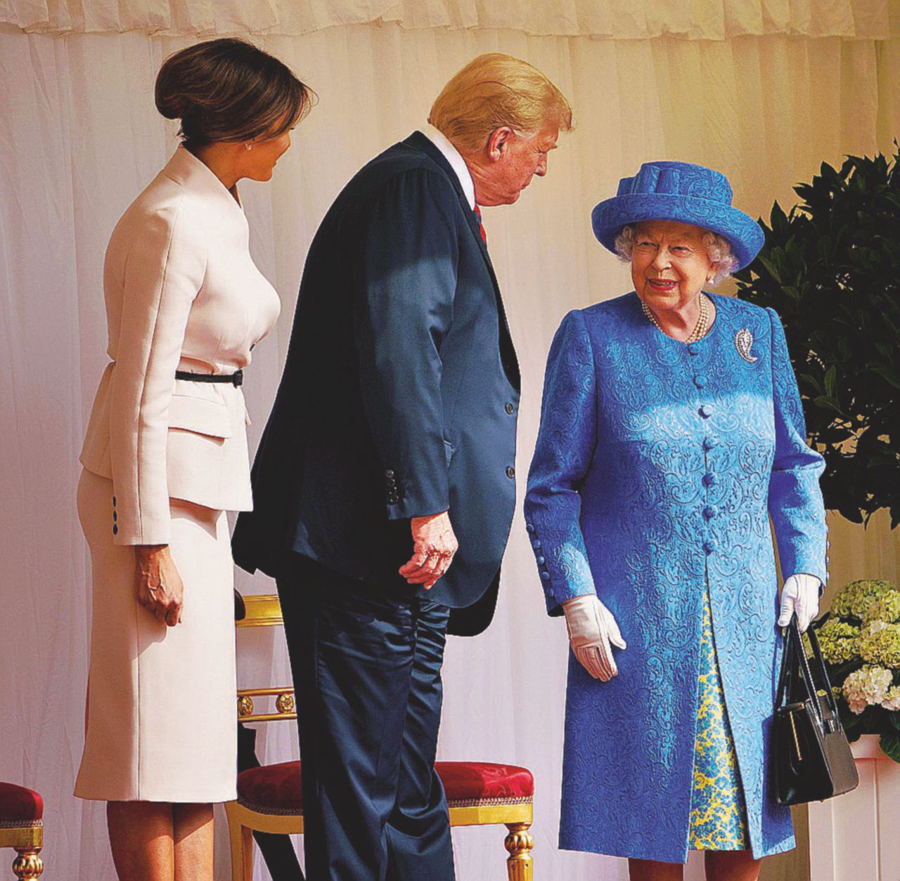 La regina d’Inghilterra era Trump: May sbranata La regina d’Inghilterra era Trump: May sbranata