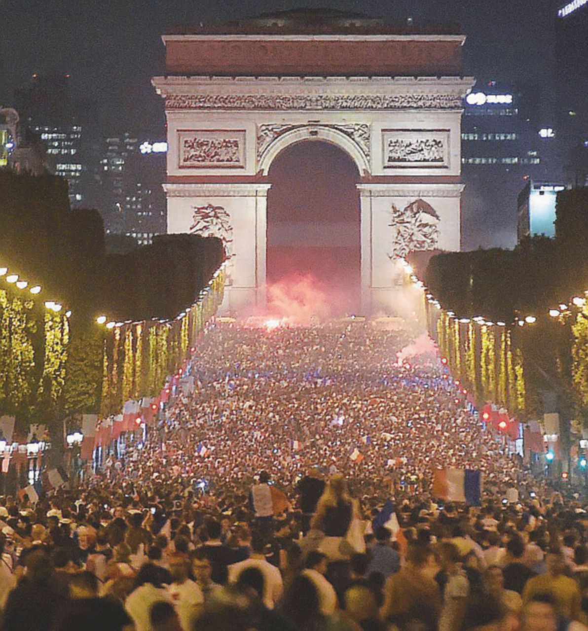 Grandeur esagerata - L’Avenue des Champs Elysées, simbolo della Ville Lumière - Afp Bidet e altri motivi per odiare i cugini
