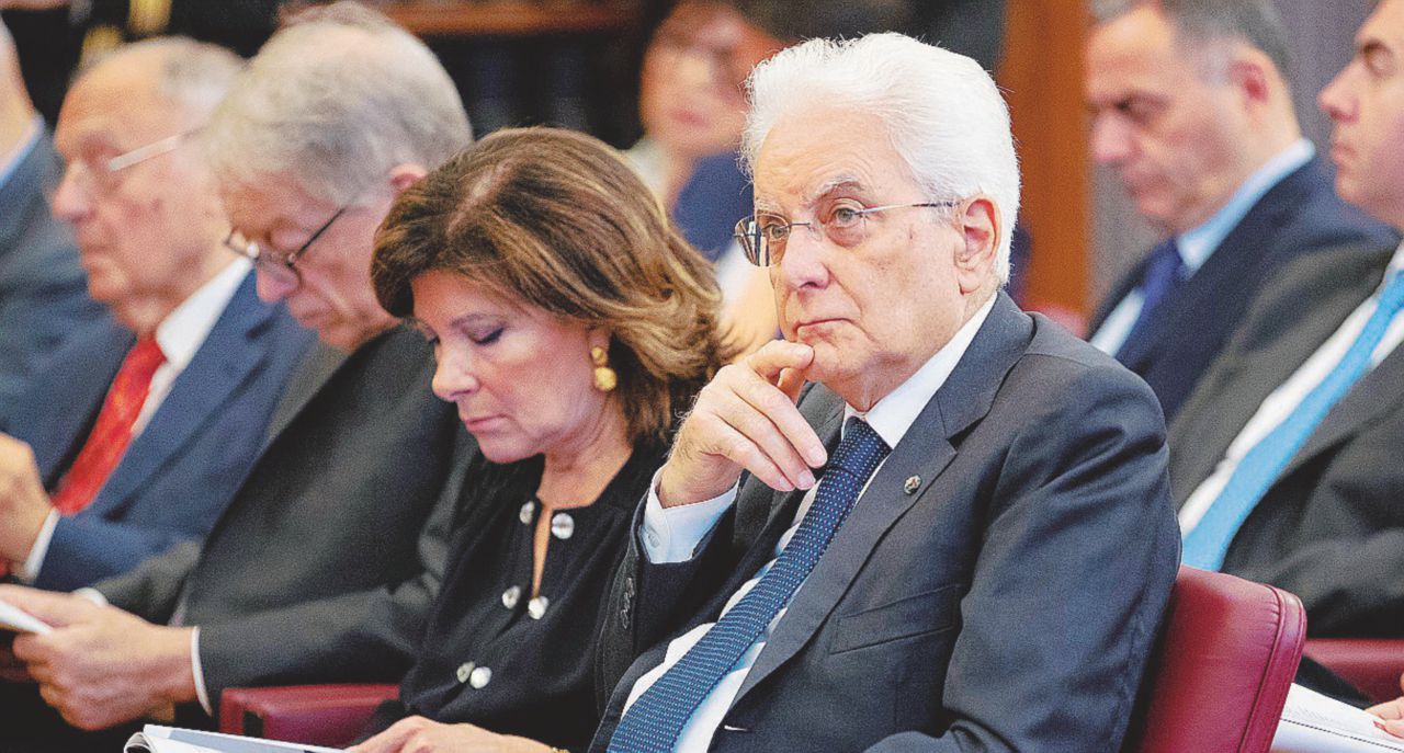 Lo sbarco - La nave “Diciotti” della Guardia costiera con 67 migranti trasbordati domenica dal mercantile italiano Vos Thalassa è arrivato ieri nel porto di Trapani - Ansa Mattarella e la telefonata al premier Conte. Così il Colle frena le ingerenze del Viminale