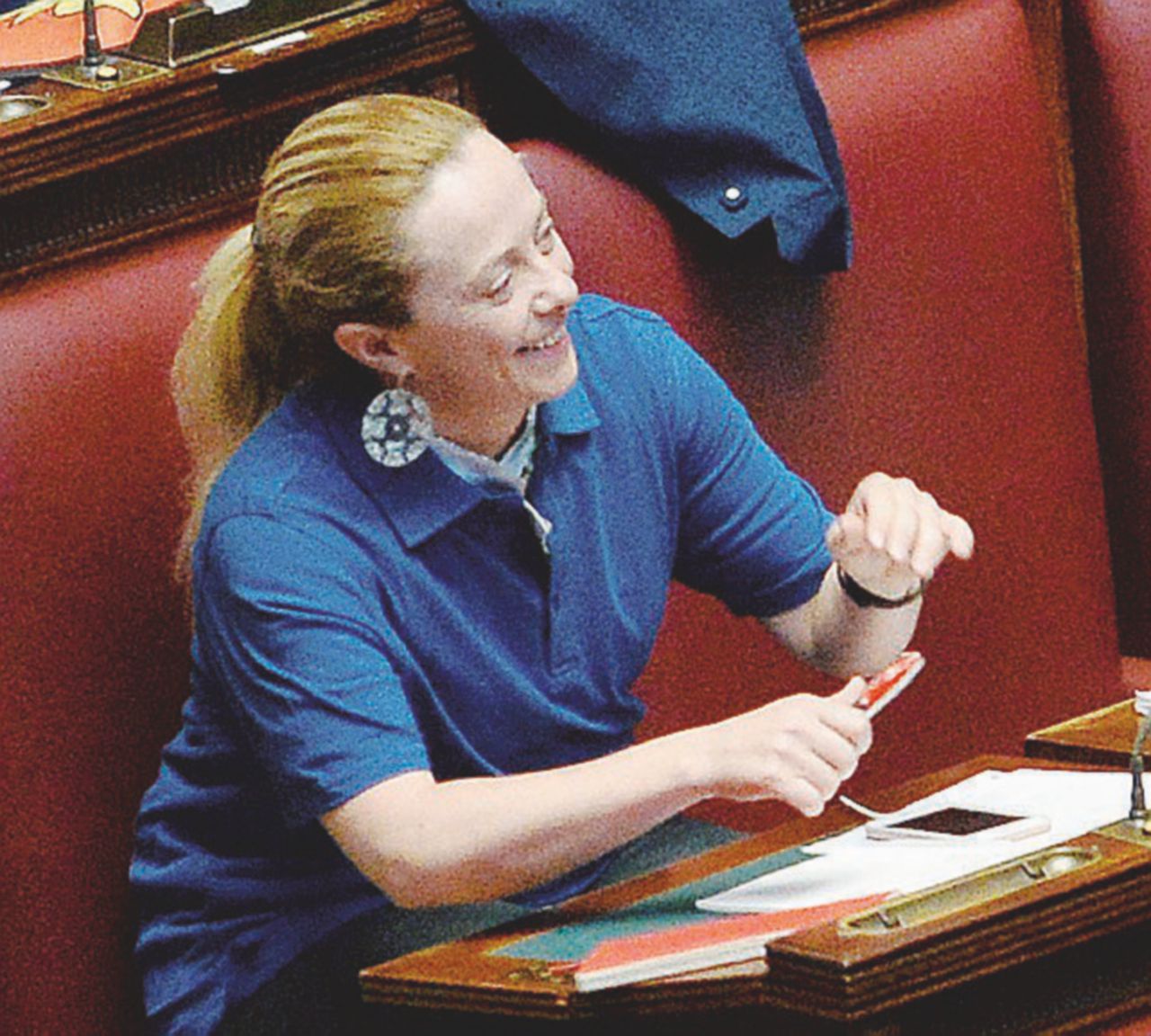 Polo azzurra - In opposizione alle “magliette rosse”, Fratelli d’Italia ha indossato alla Camera delle t-shirt blu - Ansa Blue Brothers of Italy: Giorgia si mangia B.