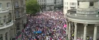 Copertina di Londra protesta, 100mila in piazza contro Trump. Bandiere, cartelli, fischietti e slogan: “Non sei il benvenuto”