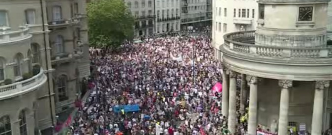 Copertina di Londra protesta, 100mila in piazza contro Trump. Bandiere, cartelli, fischietti e slogan: “Non sei il benvenuto”