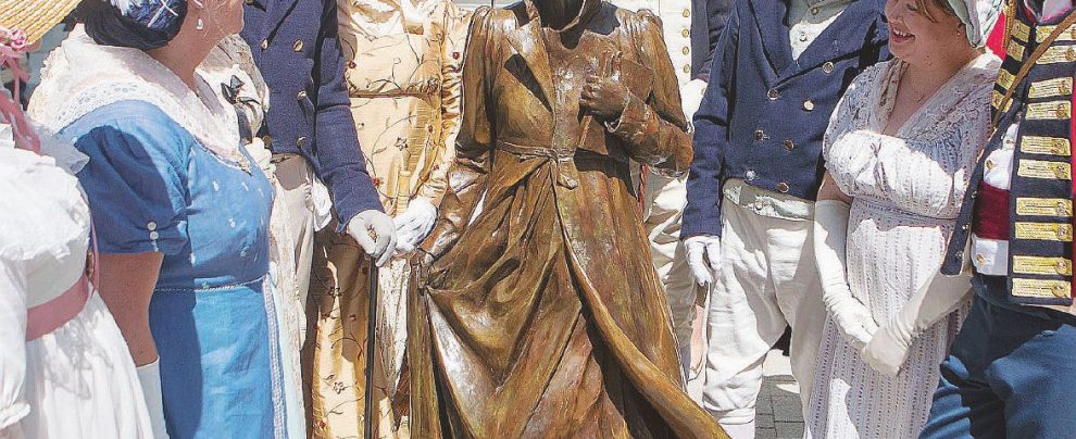 L’omaggio - Ancora oggi in Inghilterra sono moltissimi gli estimatori di Jane Austen. C’è chi affitta costumi e mima le tradizioni di fine ’700 - Ansa Non chiamatela moda: il ballo con Jane Austen è una cosa seria