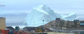Copertina di Groenlandia, iceberg gigantesco incombe sul villaggio: evacuati i 169 abitanti di Innaarsuit