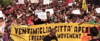 Ventimiglia, migliaia alla manifestazione pro-migranti: “Aprite le frontiere”. Poi l’avvertimento a Salvini: “E’ solo l’inizio”