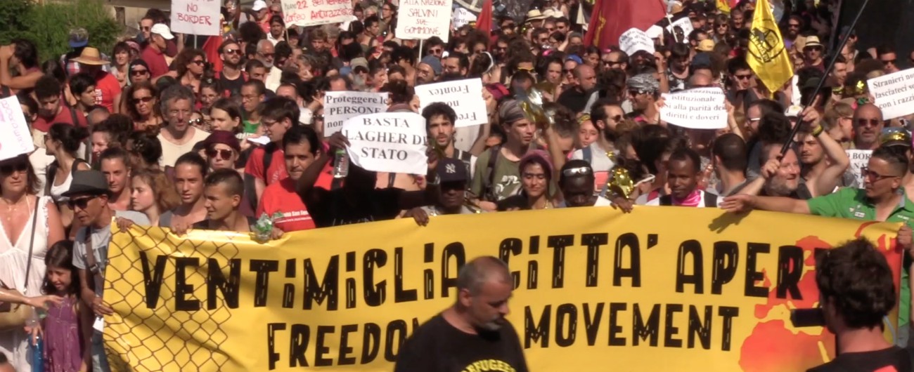 Copertina di Ventimiglia, migliaia alla manifestazione pro-migranti: “Aprite le frontiere”. Poi l’avvertimento a Salvini: “E’ solo l’inizio”