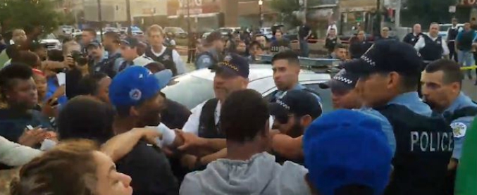 Copertina di Chicago, ancora proteste contro la polizia violenta dopo l’uccisione di un trentenne. Scontri e arresti
