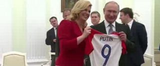 Copertina di Mondiali 2018, ecco VP9. La presidente della Croazia regala la maglia della nazionale a Vladimir Putin