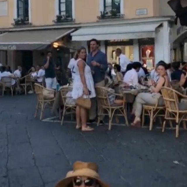 Capri, Naike Rivelli dà spettacolo in piazza. E i turisti che la osservano si imbarazzano
