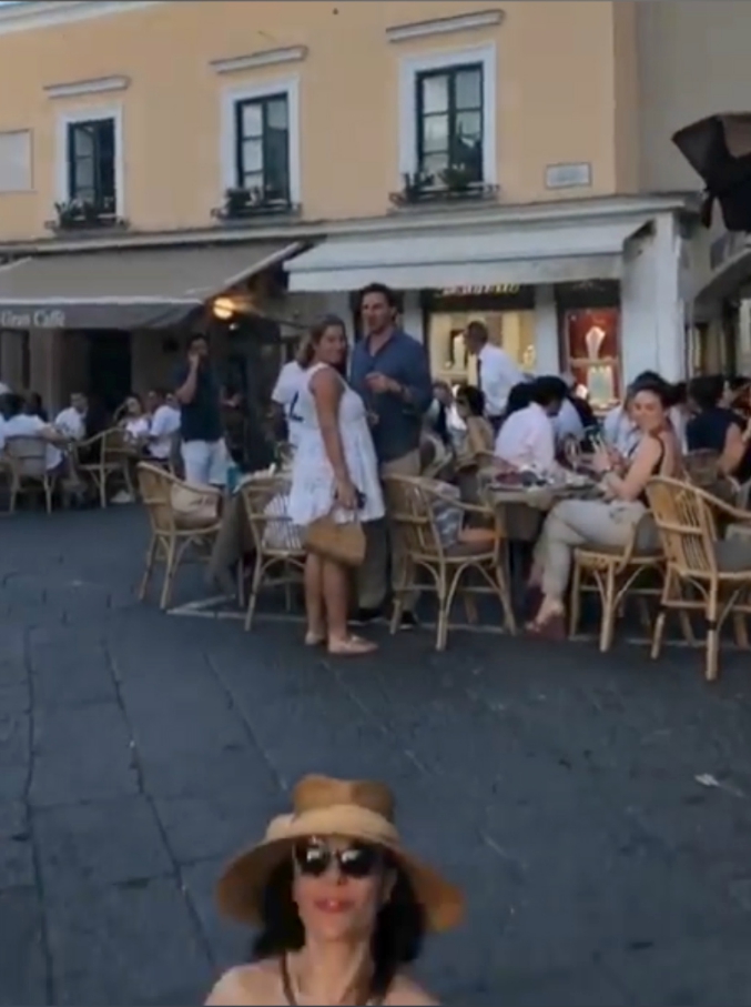 Copertina di Capri, Naike Rivelli dà spettacolo in piazza. E i turisti che la osservano si imbarazzano