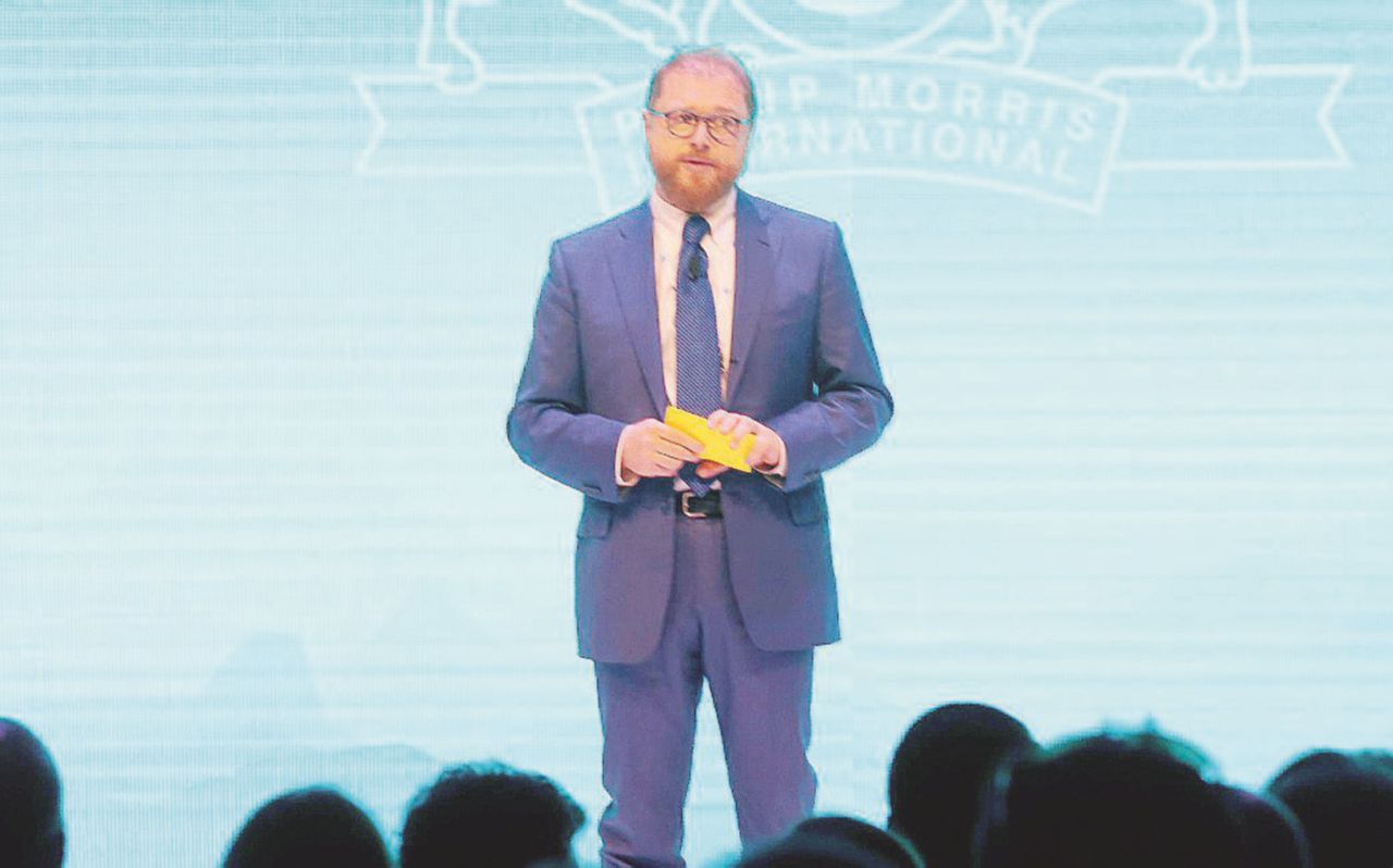 Copertina di Il “venditore” di fumo: “Futuro senza sigarette”