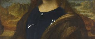 Copertina di Gioconda in maglia blu, la vera storia della Monna Lisa (mai rubata). Ma il Louvre l’ha usata perché senza alternative francesi