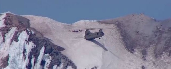 Copertina di Il salvataggio è da film: l’elicottero è costretto a fare una manovra impossibile sulla cima del monte. Come finirà?