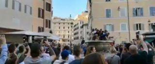 Copertina di Roma, festa con sfregio a Campo de’ Fiori: i tifosi francesi si tuffano per celebrare il mondiale e imbrattano la fontana