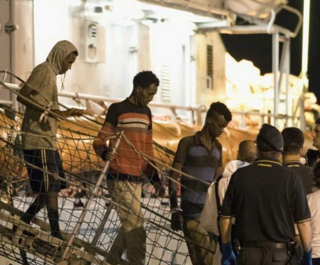 Migranti, Papa Francesco: “Rotte utilizzate anche da trafficanti e sfruttatori per reclutare le vittime della tratta”