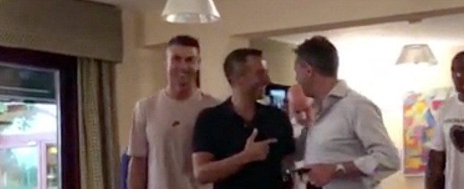 Copertina di Cristiano Ronaldo a Torino, avvistato in un ristorante con la fidanzata Georgina Rodriguez, Jorge Mendes e Fabio Paratici