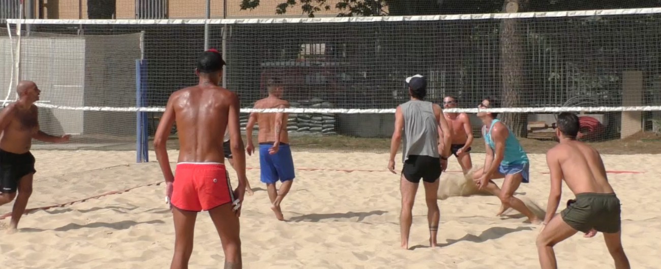 Copertina di Pallavolo arcobaleno, la RoMan Volley contro i pregiudizi nello sport: “Se sei forte, sei forte. Non importa se etero o gay”