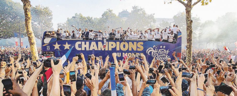 La Francia campione - La Nazionale di Deschamps ha ricevuto l’omaggio dei francesi sugli Champs-Élysées - Ansa Il deserto invade la Moscova: il Qatar non è mai stato così vicino