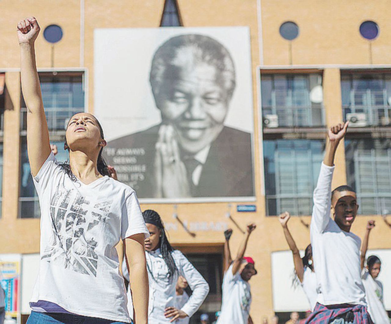 Copertina di Un secolo fa nasceva il Liberatore dei Neri. Il Sudafrica si ferma per rendergli omaggio