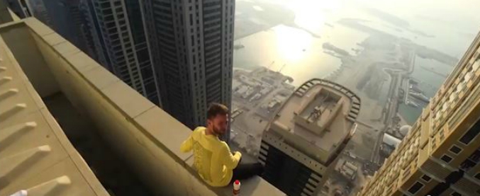 Copertina di L’atleta russo e la colazione da campioni con vista sui grattacieli. L’impresa estrema è da vedere (ma non imitare)