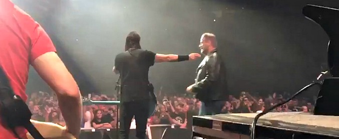Copertina di Sorpresa al concerto dei Foo Fighters: sul palco sale John Travolta. E Dave Grohl lo omaggia così
