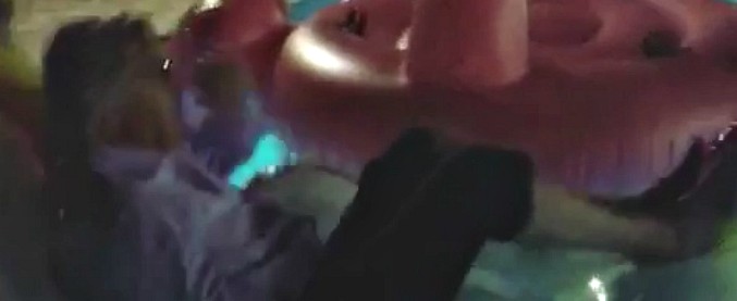 Copertina di Sgarbi si rilassa sul materassino in piscina vestito di tutto punto. Ma il finale è inaspettato: “Mai appisolarsi…”