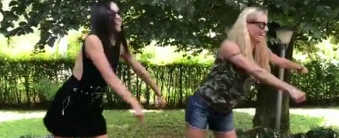 Copertina di Michelle Hunziker e Aurora Ramazzoti con il ballo dell’estate: madre e figlia insieme scatenate