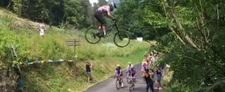 Copertina di Tour de France, i corridori stanno affrontando la salita e il biker “vola” sulle loro teste. Guarda che rischio si è preso