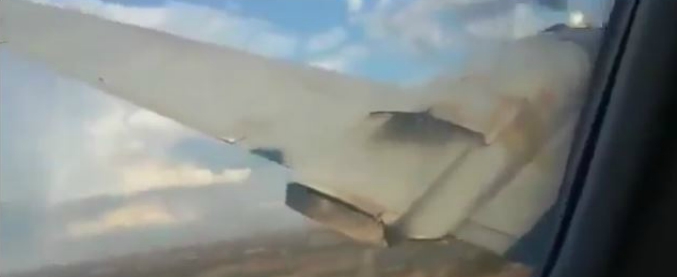 Copertina di Aereo precipita su un edificio: passeggero riprende gli ultimi momenti prima del terribile schianto