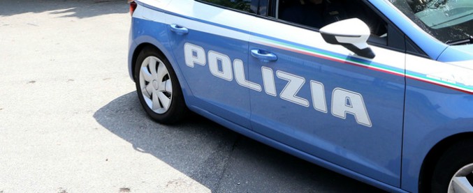 Reggio Emilia, donna travolta e uccisa da un’auto pirata. A Corsico un suv investe un 23enne alla fermata del bus