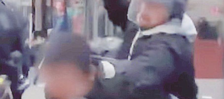 Guardia del corpo - Macron con Alexandre Benalla (alla sua destra) e lo stesso Benalla durante gli scontri del 1º maggio - Ansa Benalla, il braccio violento della legge che inguaia Manu