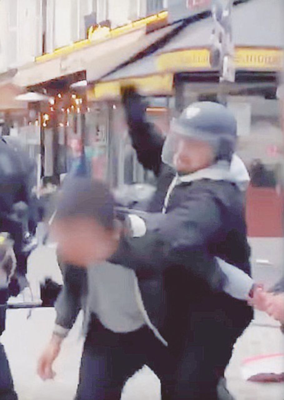 Guardia del corpo - Macron con Alexandre Benalla (alla sua destra) e lo stesso Benalla durante gli scontri del 1º maggio - Ansa Benalla, il braccio violento della legge che inguaia Manu